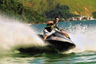 Ex-campeão brasileiro de jet ski, Alexandre Sampaio dedica-se a treinar atores para filmes e televisão, além de se apresentar com performances artísticas. - Paulo Marcos/8000 Fotografia