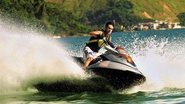 Ex-campeão brasileiro de jet ski, Alexandre Sampaio dedica-se a treinar atores para filmes e televisão, além de se apresentar com performances artísticas. - Paulo Marcos/8000 Fotografia