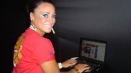 Suzana Pires se atualiza com o Portal CARAS no Camarote CARAS Rio 2010 - Aline Cebalos/caras.com.br