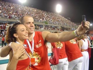 Carla Marins e Hugo Baltazar no Camarote CARAS Rio 2010 - caras.com.br