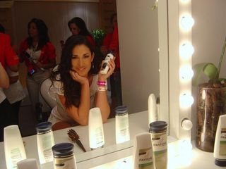 Giselle Itié no Ateliê de Beleza Pantene, no Camarote CARAS Rio 2010 - caras.com.br