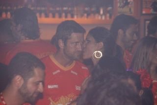 Gerard Butler conversa com morena - AgNews