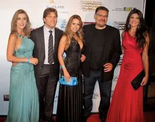 Marcela Tinti, o diretor Roberto Carminati e a cunhada, Lia Barros, o ator mexicano Joaquín Cosio e a Miss Brasil 2008 Natália Anderle. - MARK LEIBOWITZ E GROSBY GROUP