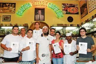 Os professores Giulio Adriani (de boné) e, à sua direita, Leonardo Tavares, com os alunos do curso Master Pizzaiolo na Cantina e Pizzaria Castelões, em São Paulo. - BÁRBARA VIEIRA, LEANDRO MORAES, MARCO BISCONTI, MARCOS FERNANDES, OVADIA SAADIA e WELLINGTON NEMETH