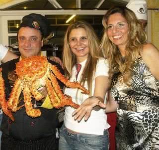 O chef Américo Mendes, do Bar do Camarão, em SP, celebra os prêmios Magnífico e Top Tour servindo a premiada Paella Del Pescador com King Crabs para Sandrinha Sargentelli e Viviani Farah. - ANNA QUAST, DUDU PACHECO E MÁRCIA STIVAL