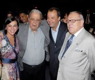 A primeira-dama fluminense, Adriana Ancelmo, com o sogro, Sérgio Cabral, o marido, o governador do Rio, Sérgio Cabral Filho, e o presidente da Academia Brasileira de Letras, Marcos Vilaça, na entrega do Prêmio de Cultura do Estado do Rio de Janeiro, no - ROBERTO VALVERDE