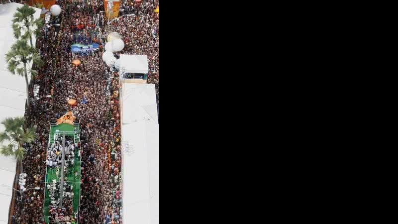 No circuito Osmar, em Campo Grande, Ivete Sangalo arrasta uma multidão atrás de seu trio elétrico. - AGÊNCIA FRED PONTES E VALTER PONTES/COPERPHOTO