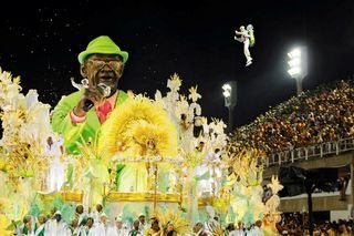 Jamelão, da Mangueira, reverenciado em enredo sobre os 25 anos do sambódromo. - ANDRÉ DURÃO/A. DURÃO FOTOGRAFIA, GEORGE MAGARAIA/IMAGENS MAGASAC, HÉLIO MOTTA/MOTTA PROD. ARTÍSTICA E MARKETING, ORESTES LOCATEL E SELMY YASSUDA/ARTEMISIA FOT. E COMUNICAÇÃO