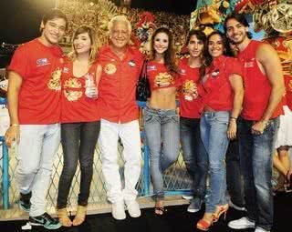 Bruno, Renata, Fagundes, Alexandra, Jonas, Mara e Carlos conferem a União da Ilha. - GEORGE MAGARAIA/IMAGENS MAGASAC, MARIANA VIANNA/A7 FOTOGRAFIA E IMAGEM, NILTON RICARDO E SELMY YASSUDA/ARTEMISIA FOT. E COMUNICAÇÃO