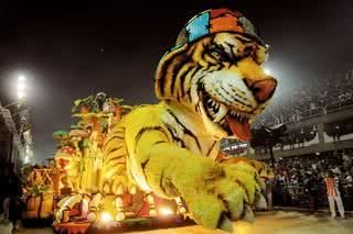 O tigre, símbolo da escola, com piercing e boné ... - CLAUDIA DANTAS, GEORGE MAGARAIA/IMAGENS MAGASAC, MARIANA VIANNA/A7 FOTOGRAFIA E IMAGEM E SELMY YASSUDA/ARTEMISIA FOT. E COMUNICAÇÃO