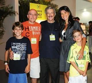 O senador Romeu Tuma encontra Aldo e Patrícia Leone, da Agaxtur, com seus filhos, Aldo e Marco, no lounge do 6º CEO's Family Workshop, no hotel Paradise Golf & Lake Resort, em Mogi das Cruzes, no interior de SP. - João Passos/ Brasil Fotopress