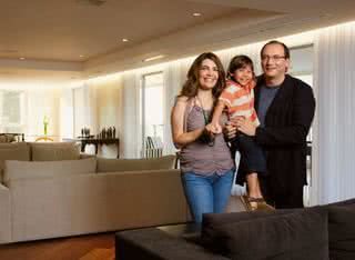 Fernanda, o herdeiro, Arthur, e Britto Jr. numa das salas do novo apartamento: espaço amplo e decoração despojada. - MARCO PINTO/SAVONA