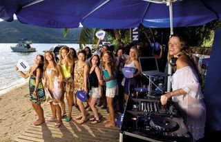 Pérola Faria, Andressa Oliveira, Sophia Abrahão, Rachel Ripani, Gabryella Fércia, Isabel Mello, Natasha Haydt e Marcela Tinti se divertem ao som da DJ. - CLAUDIA DANTAS, RENATA D´ALMEIDA, RENATO WROBEL, RODRIGO ATHIE E SELMY YASSUDA