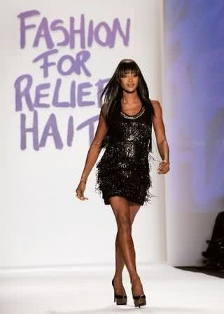 Com festivo míni by Carlos Miele, Naomi arrasa no Fashion For Relief Haiti, criado por ela para atender vítimas do terremoto. - Ana Ligia Sampaio, GettyImages e Reuters