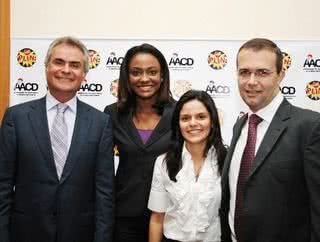 No auditório da Associação de Assistência à Criança Deficiente (AACD), Eduardo de Almeida Carneiro, presidente voluntário da entidade, a jornalista Joyce Ribeiro, Aline Ferreira Coropos e Luiz Fernando Butori, ambos da área de Produtos do Itaú Unibanco, - AUGUSTO MESTIERI, FERNANDO MOUSSALI, JAILTON GARCIA, LUCAS FONSECA, PEDRO BORGES, PATRÍCIA DE FREITAS, PRISCILA OLANDIM, RODRIGO MARQUES E TOMAZ VALENTIM