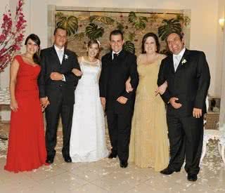 Cassia Miranda e o chef Marcelo Moreno, dono do Buffet Moreno, se unem com a bênção dos irmãos do noivo: Dora e Ricardo (nas pontas), ela com o marido, Paulo Lara, ele com sua Regina. - ANDRÉ VICENTE, BRANCA TUNCHEL, GUSTAVO IPOLOTO, MARCELO DUTRA, MÁRCIA ALVES E ROBERTO VALVERDE