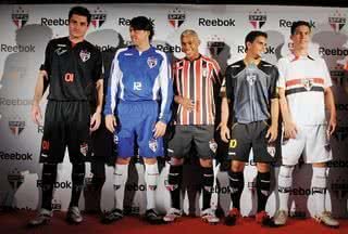 Os jogadores Dênis, Bosco, Marcelinho Paraíba Jean e Hernanes exibem o novo uniforme do SPFC no Memorial do Imigrante, SP. - ERASMO NASCIMENTO, LUIZ PIRES, PAULO GONÇALVES, RICARDO HARA, WANDER ROBERTO E WILLIAM LEE