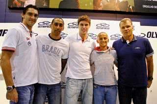 No showroom da marca em SP, os jogadores de vôlei Giba, Serginho, Bruno, Jaqueline e o técnico Bernardinho conferem nova coleção da Olympikus. - ERASMO NASCIMENTO, LUIZ PIRES, PAULO GONÇALVES, RICARDO HARA, WANDER ROBERTO E WILLIAM LEE