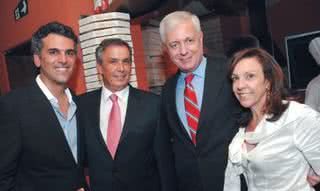 Gustavo Reis, prefeito de Jaguariúna, Mario Baccei, VP do Grupo Bandeirantes, Rodrigo Neves, diretor-geral do grupo em Campinas, e sua mulher, Shirley, confraternizam no lançamento da Rádio Nativa na cidade, no bar SeoRosa. - BRUNO BARRIGUELLI/B.A.R., CLAUDIA SCHEMBRI, GUILHERME GONGRA, RENATA MIZIARA, ROGÉRIO RESENDE