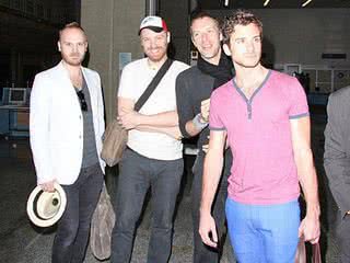 A banda Coldplay posa para fotos logo em sua chegada ao Brasil - AgNews