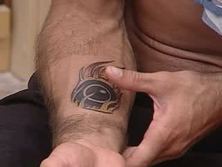 Dourado optou em tatuar o símbolo do BBB 10 em seu braço - TV Globo/Big Brother Brasil