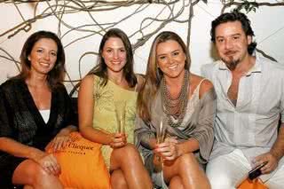 Karina Guarita, Adriana Celes e Gabriela Moreno, da Veuve Clicqot, participam de happy hour para convidados da marca na residência de Alexandre Iódice, em SP. - ALEX VALDARNINI, BENNETT RAGLIN, DOMINGOS ANTUNES, DOUGLAS MATSUNAGA, LEANDRO MORAES E PAULO VIEIRA