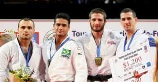 Após vencer o georgiano Levan Tsiklauri, o brasileiro Leandro Guilheiro leva ouro no judô no Gran Slam de Paris, que conta ainda com os atletas Travis Stevens, americano, e Antoine Jeannin, francês. - DILIP SINGH, GEORGE MAGARAIA, MARIANA VIANNA E RAFAEL BURZA