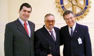 Francisco Carneiro de Souza e Márcio Arroyo, pres. e secretário do Rotary Club de SP, ladeiam Antonio Carlos Grandi, da Fundação Dorina Nowill, que faz palestra sobre tecnologia acessiva para deficientes visuais, em SP. - ANDRÉ VICENTE, FOTO STUDIO EQUIPE, GABRIELA LEME, LÍVIA CLOZEL, RODRIGO ZORZI, SILAS FONSECA