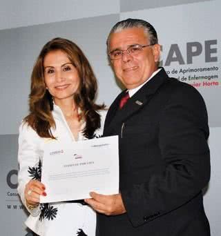 Em SP, Waleska Santos, pres. da feira Hospitalar, com Cláudio Porto, pres. do Cons. Reg. de Enfermagem de SP. - ANDRÉ VICENTE, FOTO STUDIO EQUIPE, GABRIELA LEME, LÍVIA CLOZEL, RODRIGO ZORZI, SILAS FONSECA