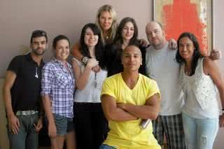 Bruno Miranda (na frente) e Betinho Inocente ajudam Erica Cabral, Priscilla Petraites e Cláudia Zemel, da Rock Lilly, a preparar Daniela Lopes para fotos de Cristiano Madureira, ao lado de Eva Bichucher, da grife. - ALISSON LOUBACK, ANA PAULA SILVA, AZIS DAWACHE, DANI NOGUEIRA, DENISE ANDRADE, JONNY GITTI, LILICA MATTOS, MARCELO RINGO E TAVINHO COSTA