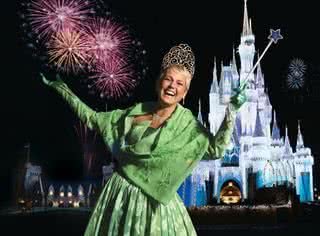 Xuxa no Magic Kingdom, com seu 'figurino" de cast member da Disney. - FOTOS: MARCO PINTO/SAVONA