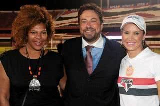 Adyel, filha do atleta Adhemar Ferreira da Silva, e Júlio Casares, vice-presidente de marketing do São Paulo Futebol Clube, dão boas-vindas à medalhista olímpica Maurren Maggi, nova contratada do clube tricolor, no Estádio do Morumbi, em São Paulo. - ANDRÉ VICENTE, RUBENS CHIRI