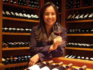 A sommelier Ana Paula Oliveira fala sobre a mulher e o mundo do vinho, na Enoteca Fasano, e comanda uma degustação, em comemoração ao Dia Internacional da Mulher - divulgação