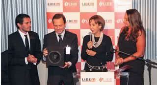 André Martins, presidente do JLide, Jovens Líderes Empresariais, aplaude João Doria Jr., pres. do Lide, Grupo de Líderes Empresariais, que ganha relógio de Viviane Senna, pres. do Instituto Ayrton Senna, ao lado de Sônia Hess de Souza, da Dudalina, pres. - FOTOS: FABIO MIRANDA