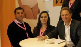 Carlos Mauricio Rosset, Ligia Buonamici Costa e Leonardo Ghelman, da Liz, participam na França do Salon Internacional de la Lingerie. - ANDRÉ VICENTE, CLÁUDIA DAUT, CUSTÓDIO DIAS JR., FRED PONTES, LILICA MATTOS, L.R. COMUNICAÇÃO, MARINA DEIENO E OVADIA SAADIA