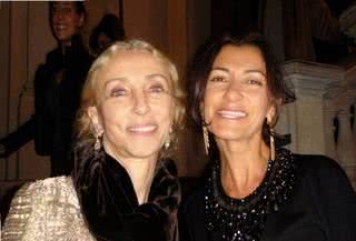 Franca Sozzani, da Vogue italiana, recebe a designer de calçados Sarah Chofakian no lançamento do site da revista. - ANDRÉ VICENTE E JOÃO PASSOS