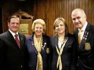 Na Câmara Municipal de SP, o vereador Gilson Barreto homenageia o Dia do Rotary, representado por Sylvia Moraes Passarelli, VP do Rotary Club SP, e por Loreta e Reinaldo Domingos, governador da entidade. - ANDRÉ VICENTE E JOÃO PASSOS