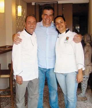 Renato de Sousa, do Restaurante Emprestado, em SP (centro), recebe o chef Beto Pimentel, dono do Paraíso Tropical, de Salvador, e a sus chef Joelma da Silva, que assinam pratos de festival. - DARIUS KHONDJI, DOMINGOS ANTUNES, DUDU PACHECO, HENRI MERAY, NANA TAVARES, YAN BEY, WILSON ANDRADE