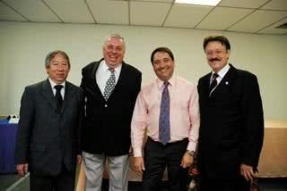 Carlos Shinoda, do Inst. Nac. de Pós-Graduação, recebe Felipe Cury, pres. da Assoc. Com. e Ind. de São José do Campos, ao lado de Carlos Alberto Júlio e José Leônidas Olinquevitch, do inst., no novo campus da entidade na cidade. - ANDRÉ VICENTE, CAROLINE DANTAS, CRIS D'AVILLA, MONICA PEGADO, PRISCILA PRADE, RENATA GARGANO, RICARDO RIBES E VIVIANE SPACO