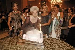 Antoninha assopra as velas sob o olhar das filhas, Anna Luiza, Rosa May e Maria Rita. - LIANE NEVES / LIANE NEVES FOTOGRAFIAS