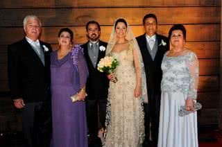 Armenio Veloso Neto e a mulher Marlucia parabenizam o filho Guilherme Veloso pela boda com Gislene Lopes, com so pais Setembrino Lopes e Maria de Jesus Lopes, no Mix Garden - Juliana Gonzaga