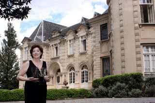 Vera do Amaral Lupion exibe troféus concedidos ao Castelo do Batel, em Curitiba, do qual é anfitriã, por ser considerado um dos melhores espaços de evento de pequeno e médio porte do Brasil - Rejane Kohler