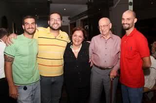 Fátima Hamú celebra os 23 anos de seu Lagash com os herdeiros André, Guilherme e Henrique e o pai, Alberto. - Faro Fotografia