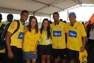 Sandra Maia e Simone Gallo, do Rio Quente Resorts, recebem os jogadores Mão e Daniel e Alexandre Miranda, supervisor da Seleção Brasileira de Beach Soccer. - João Raposo