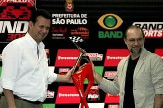 O prefeito Gilberto Kassab e o artista plástico, Paulo Soláriz, exibem o troféu da Indy 300 em São Paulo - Bruno Terena/ReUnion Press/Divulgação