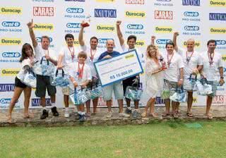 Karina Bacchi premia André Mirsky e equipe - CAROL FEICHAS E PAULO MARCOS