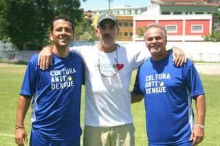 Com uniforme do mesmo time, Marcos Palmeira e Kadu Moliterno abraçam amigo em partida de futebol - Cleomir Tavares/Photo Rio News/Divulgação