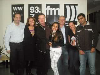 Miriam Ramos, Katiane Sombra, Fernanda Vieira e Rafael Padovan (à dir.), da Rádio USP FM, conversam com o empresário Marcelo Barbanti, o humorista Marcelo Mansfield e Luiz Guilherme Brom, da Fund. Escola de Comércio Álvares Penteado, em SP. - CARLOS FERRERI, LORENZO FABRI E ZECA RESENDES