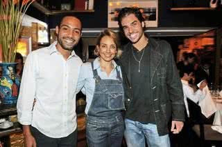 Os atores Silvio Guindane, Daniela Franco e Fernando Dolabella no Di Bistrot, em SP. - CARLOS FERRERI, LORENZO FABRI E ZECA RESENDES