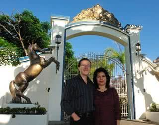 O escultor Edilson Barbosa, com sua Helena, cria portão para haras no interior de SP. - CLAUDIO PINHEIRO, EDNA MATTOS, GABRIEL WICKBOLD, MARCOS FERNANDES, PETRÔNIO CINQUE, VAL GÓIS E ZEQUINHA MUNIZ